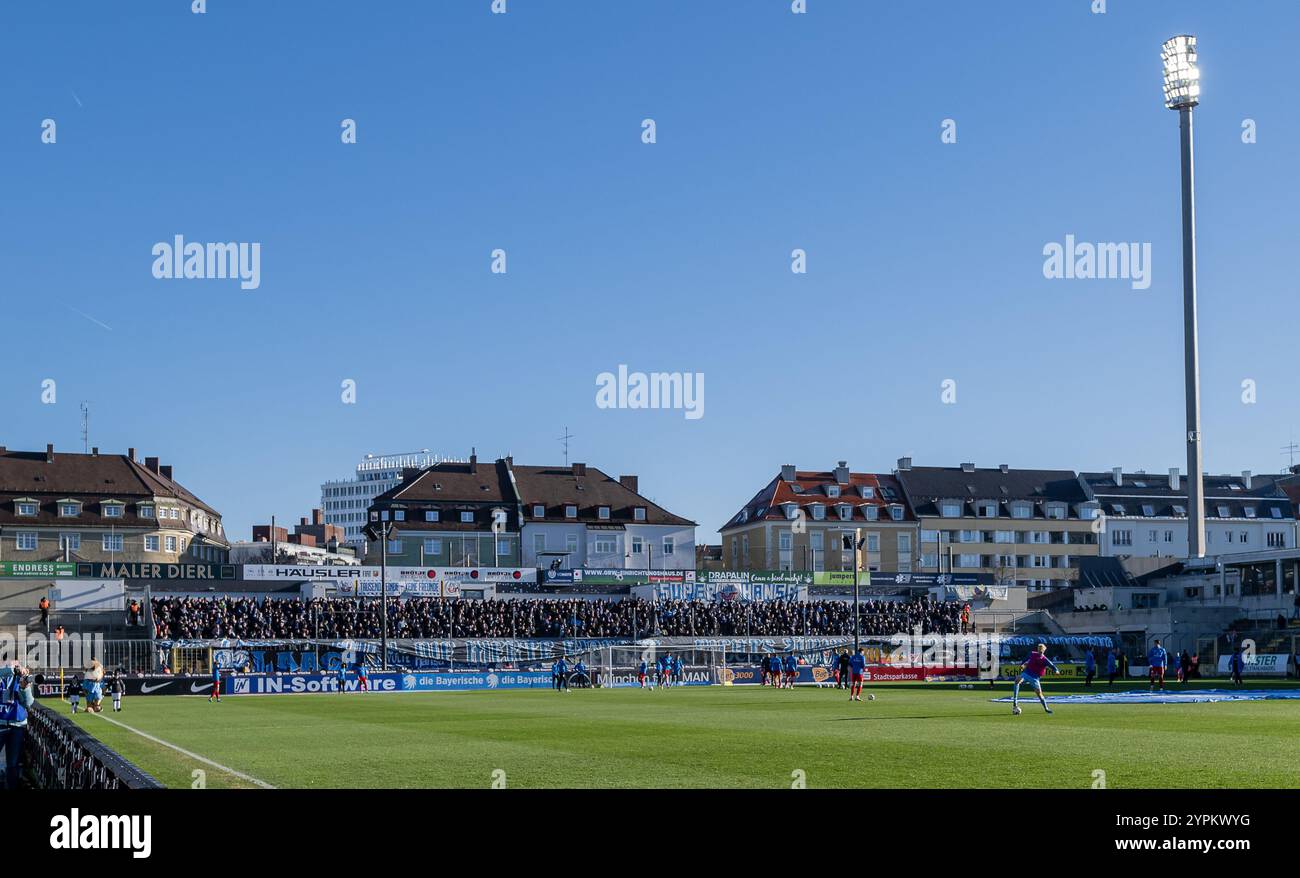 Die 1500 mitgereisten Rostocker Fans halten sich bis 10 Minuten nach Spielbeginn bedeckt mit der Unterstuetzungsleistung. GER, TSV 1860 München gegen den FC Hansa Rostock, Fussball, 3. Bundesliga, 16. Spieltag, Saison 2024/2025, 30.11.2024. (DIE DFL-DFB-VORSCHRIFTEN VERBIETEN DIE VERWENDUNG VON FOTOS ALS BILDSEQUENZEN UND/ODER QUASI-VIDEO). Foto: Eibner-Pressefoto/Heike Feiner Stockfoto