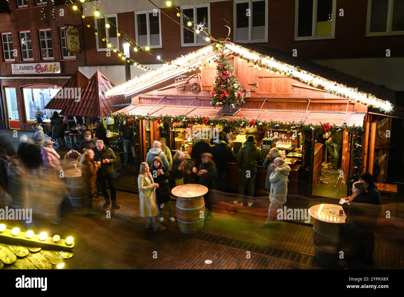 Weihnachtlicher Lichterglanz in der Leda-Stadt. Zahlreiche Besucher ziehen über den Weihnachtsmarkt. Leer Niedersachsen Deutschland *** Weihnachtsbeleuchtung in der Leda-Stadt zahlreiche Besucher schlendern durch den Weihnachtsmarkt in leer Niedersachsen Copyright: Xdiebildwerftx Stockfoto