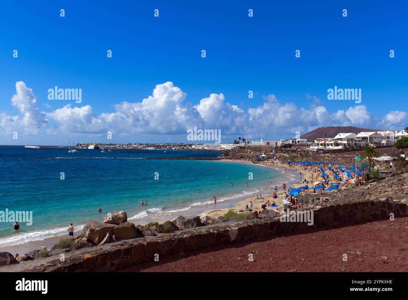 Playa Dorada Strand in Playa Blanca im Süden von Lanzarote auf den Kanarischen Inseln, ein beliebtes Wintersonnenziel. Stockfoto
