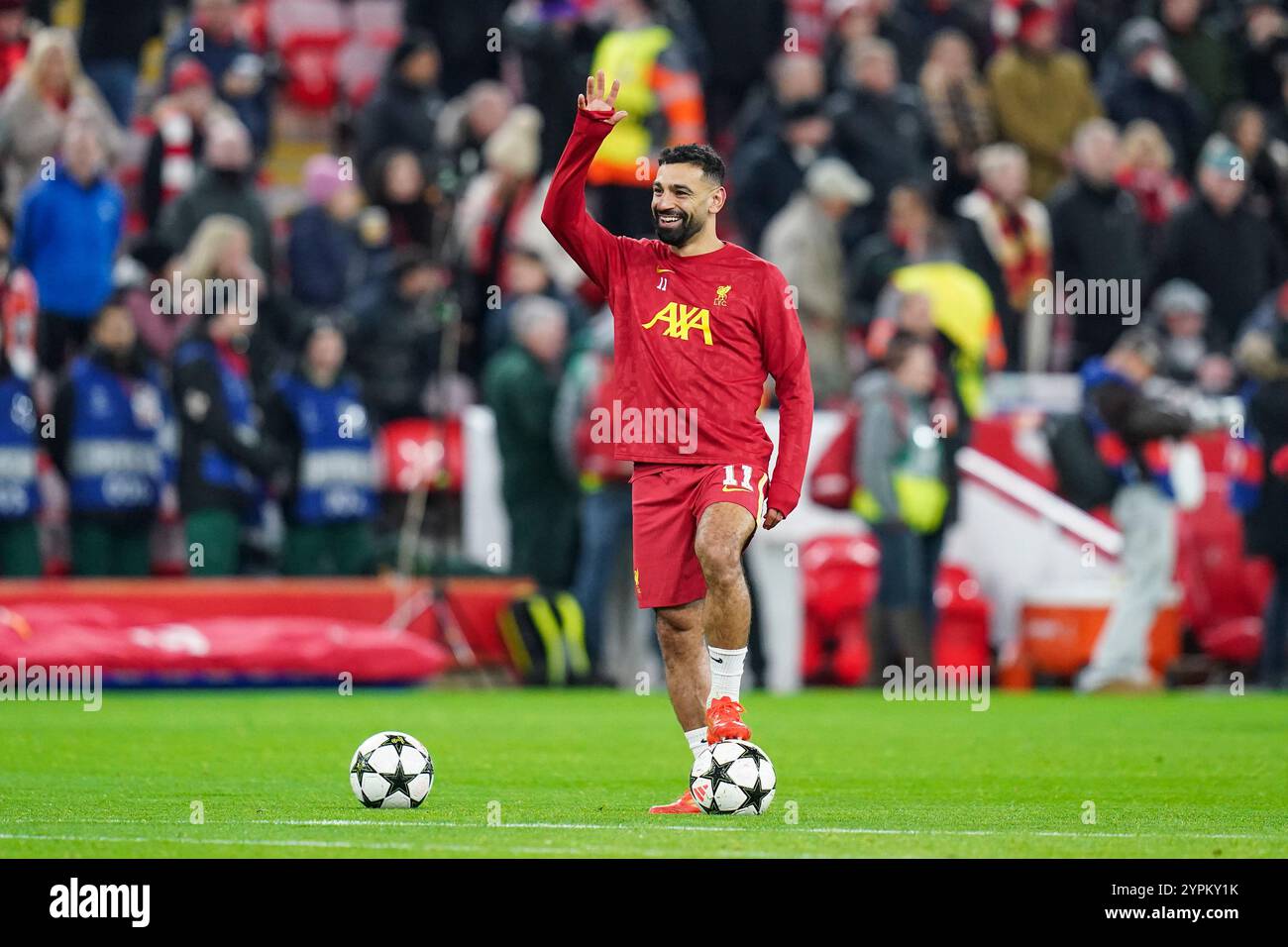 Liverpool-Stürmer Mohamed Salah (11) schwingt während des Zwischenspiels Liverpool FC gegen Real Madrid CF UEFA Champions League Runde 1 in Anfield, Liverpool, England, Großbritannien am 27. November 2024 Stockfoto