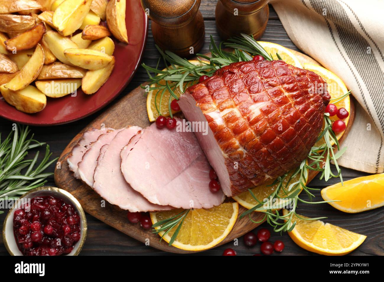 Weihnachtsessen. Leckerer gebackener Schinken, serviert auf Holztisch, flach gelegt Stockfoto