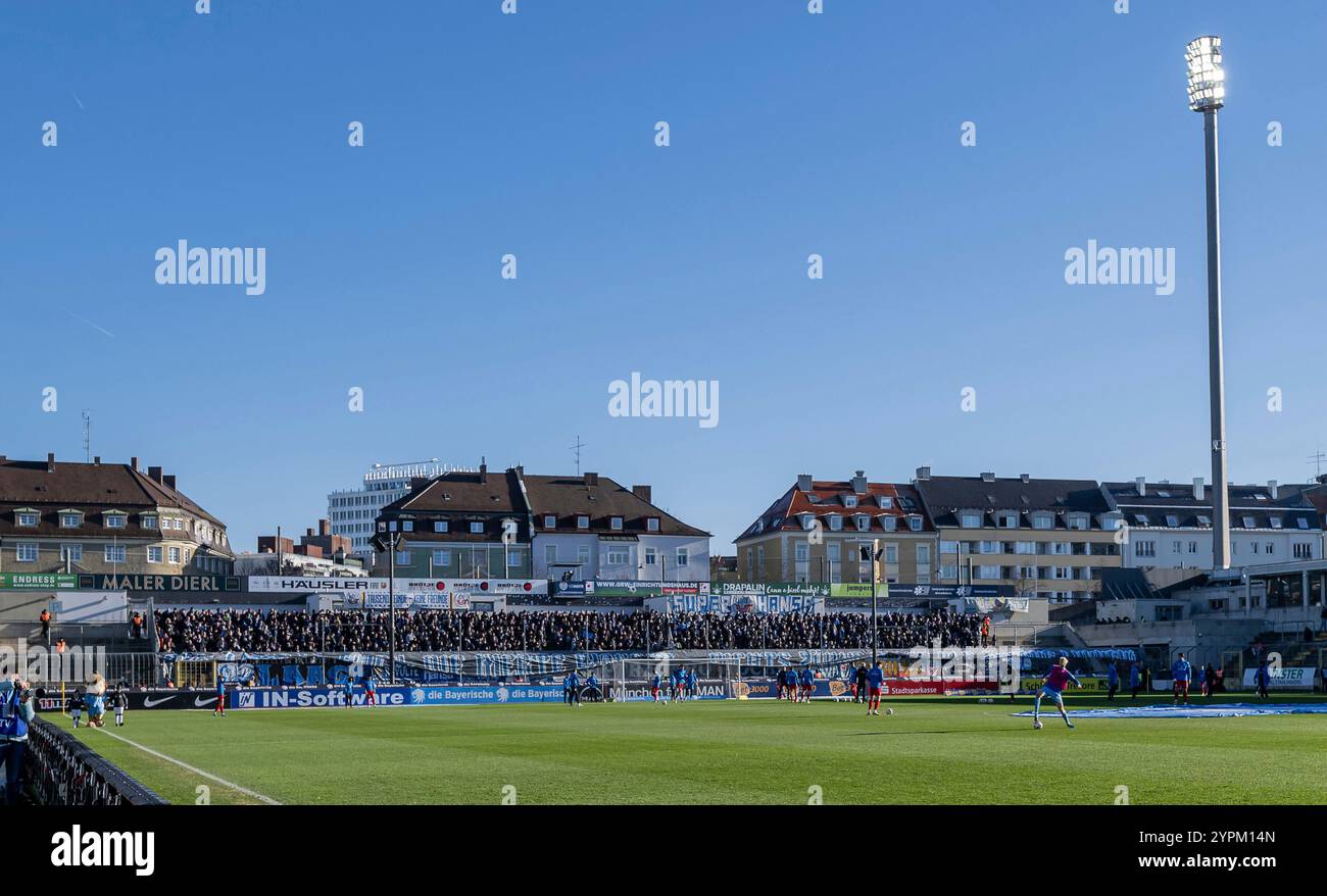 München, Deutschland. November 2024 30. Die 1500 mitgereisten Rostocker Fans halten sich bis 10 Minuten nach Spielbeginn bedeckt mit der Unterstuetzungsleistung. GER, TSV 1860 München gegen den FC Hansa Rostock, Fussball, 3. Bundesliga, 16. Spieltag, Saison 2024/2025, 30.11.2024. (DIE DFL-DFB-VORSCHRIFTEN VERBIETEN DIE VERWENDUNG VON FOTOS ALS BILDSEQUENZEN UND/ODER QUASI-VIDEO). Foto: Eibner-Pressefoto/Heike feiner Credit: dpa/Alamy Live News Stockfoto