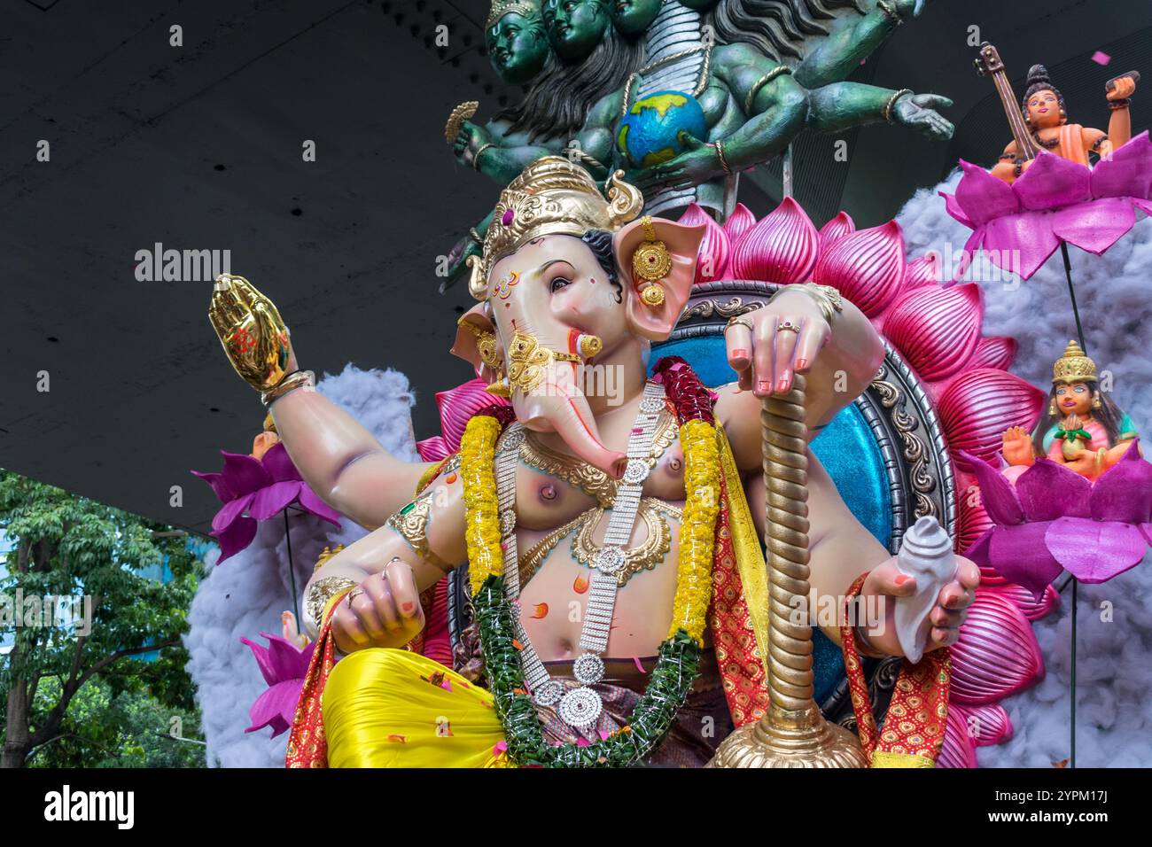 Ein wunderschönes Idol von Lord Ganpati, das in einer Prozession namens Aagman Sohala in Mumbai, Indien, anlässlich des Festivals von Ganesh Chaturthi ausgestellt wird Stockfoto
