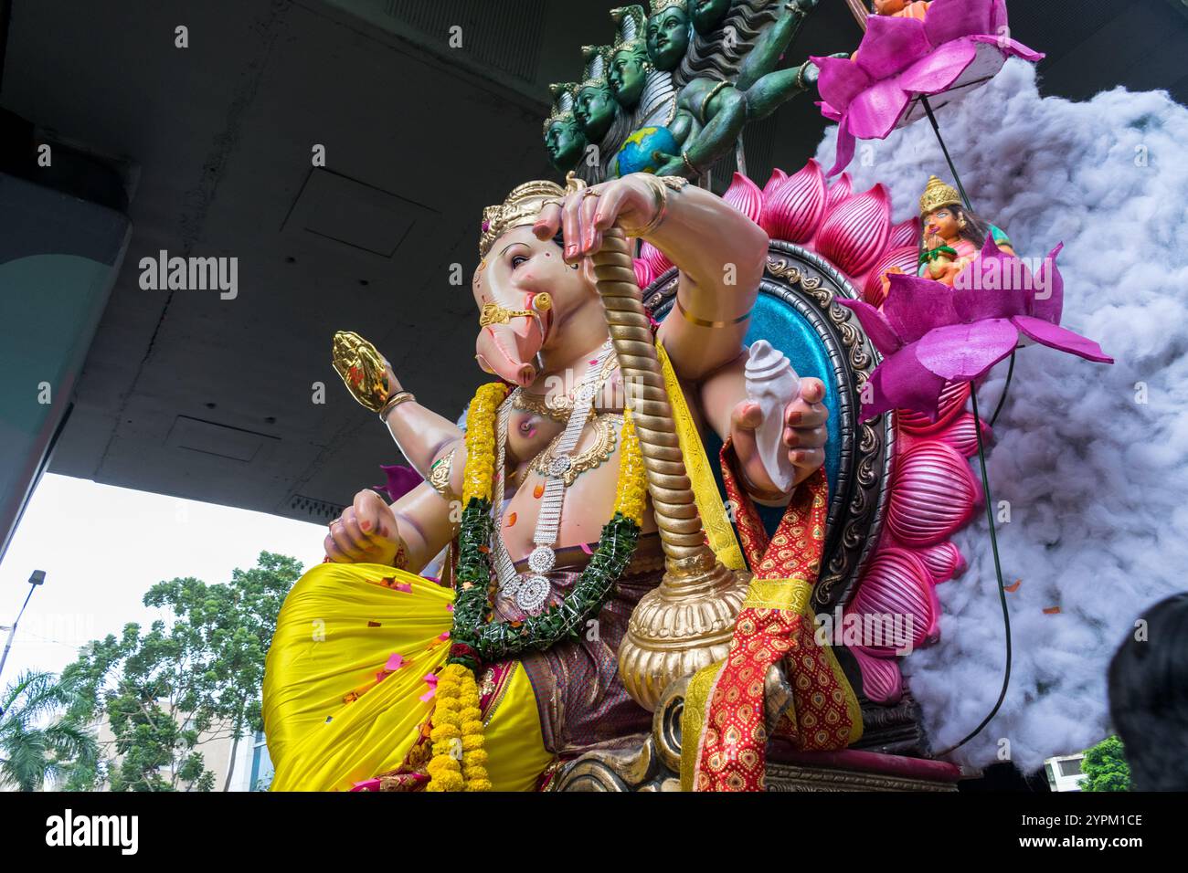 Ein wunderschönes Idol von Lord Ganpati, das in einer Prozession namens Aagman Sohala in Mumbai, Indien, anlässlich des Festivals von Ganesh Chaturthi ausgestellt wird Stockfoto