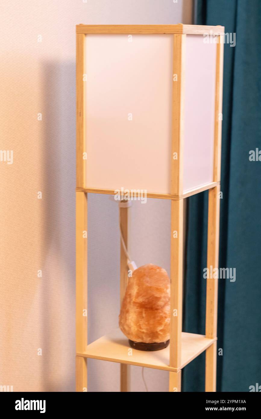 Aufnahme des dekorativen, stilvollen Regals in der Wohnung Stockfoto
