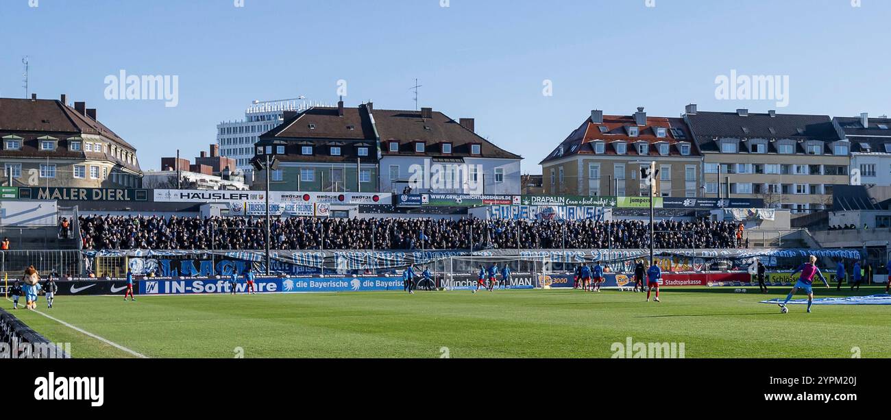 München, Deutschland. November 2024 30. Die 1500 mitgereisten Rostocker Fans halten sich bis 10 Minuten nach Spielbeginn bedeckt mit der Unterstuetzungsleistung. GER, TSV 1860 München gegen den FC Hansa Rostock, Fussball, 3. Bundesliga, 16. Spieltag, Saison 2024/2025, 30.11.2024. (DIE DFL-DFB-VORSCHRIFTEN VERBIETEN DIE VERWENDUNG VON FOTOS ALS BILDSEQUENZEN UND/ODER QUASI-VIDEO). Foto: Eibner-Pressefoto/Heike feiner Credit: dpa/Alamy Live News Stockfoto