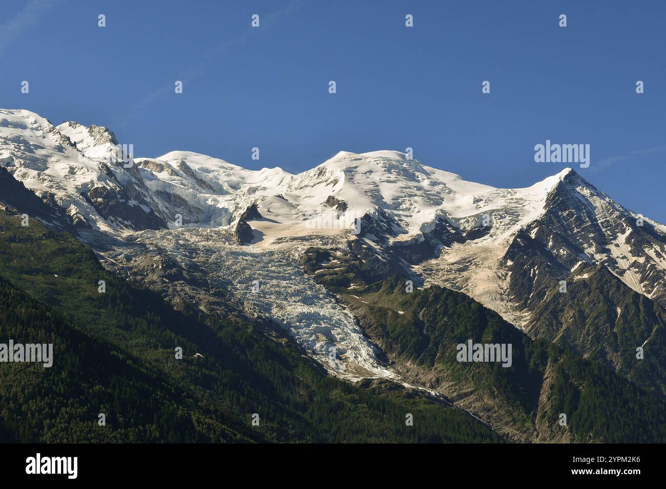 Blick auf den Gipfel des Mont Blanc (4805 m), mit Dome und Aiguille du Gouter, und Bossons-Gletscher im Sommer, Chamonix, Haute Savoie, Frankreich Stockfoto