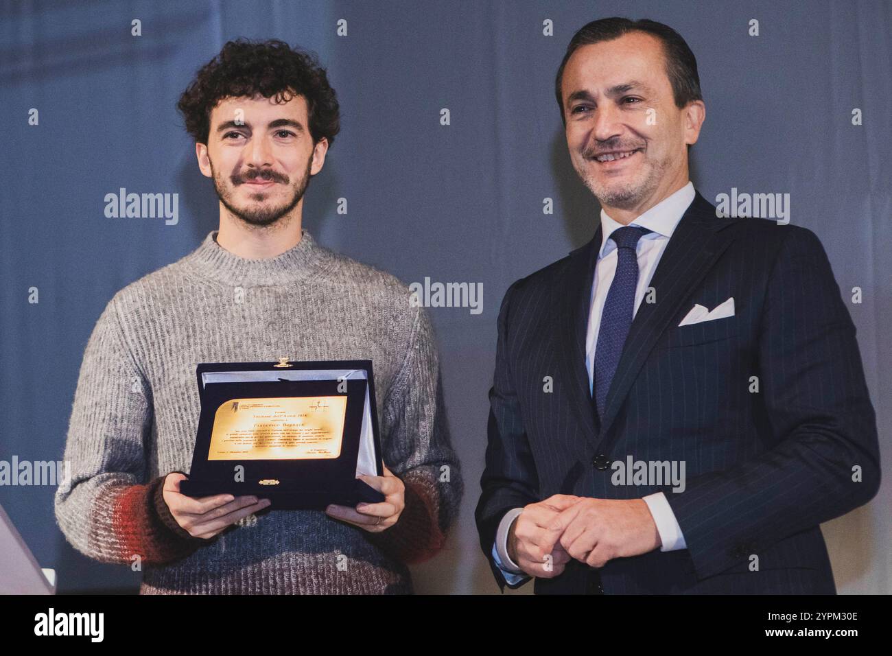 Francesco Bagnaia riceve il 48/o Premio 'Torinese dell'Anno' da Dario Gallina presso il teatro Alfieri. Torino, Italia - Domenica, 1 dicembre 2024 - Cronaca - Foto Andrea Alfano / LaPresse Francesco Bagnaia erhält den 48 Preis „Torinese dell'Anno“ von da Dario Gallina im Theater Alfieri. Turin, Italien - Sonntag, 1. Dezember 2024 - Nachrichten - Andrea Alfano / LaPresse Stockfoto