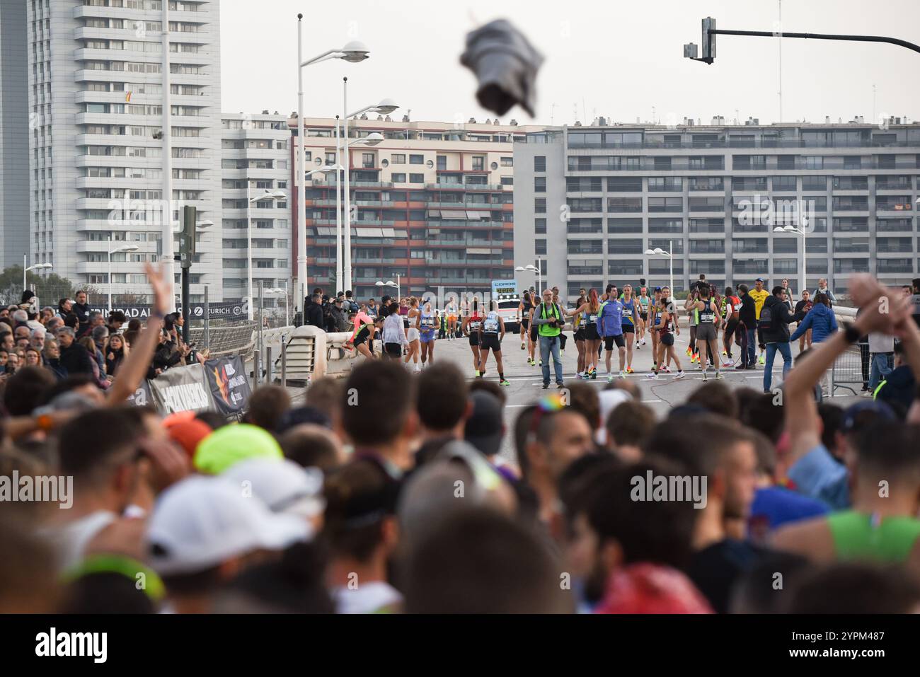 Valencia, Spanien - 1. Dezember 2024. Athleten an der Startlinie des Valencia-Marathons 2024 Trinidad Alfonso und laufen alle zusammen auf der Monteolivete-Brücke. Läufer sind angespannt und machen die letzten Vorbereitungen. Quelle: Roberto Arosio/Alamy Live News Stockfoto