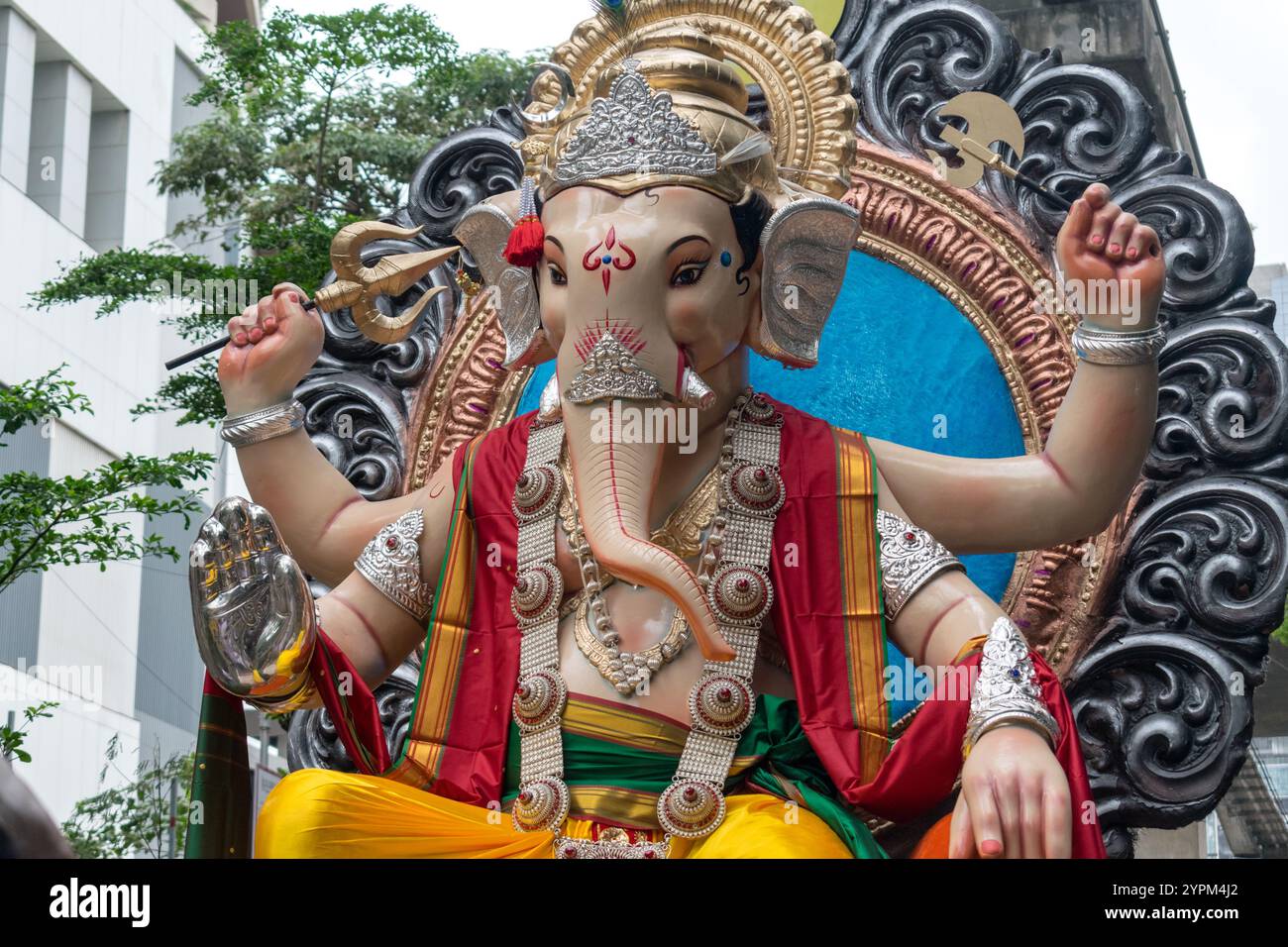 Ein wunderschönes Idol von Lord Ganpati, das in einer Prozession namens Aagman Sohala in Mumbai, Indien, anlässlich des Festivals von Ganesh Chaturthi ausgestellt wird Stockfoto