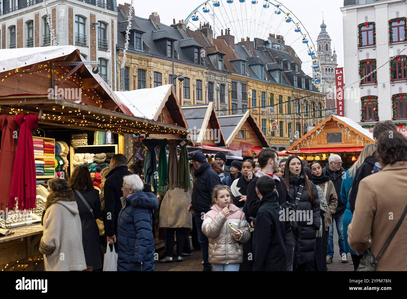 Lille, Frankreich. November 2024 30. Besucher besuchen den Weihnachtsmarkt in Lille, Nordfrankreich, am 30. November 2024. Quelle: Sebastien Courdji/Xinhua/Alamy Live News Stockfoto