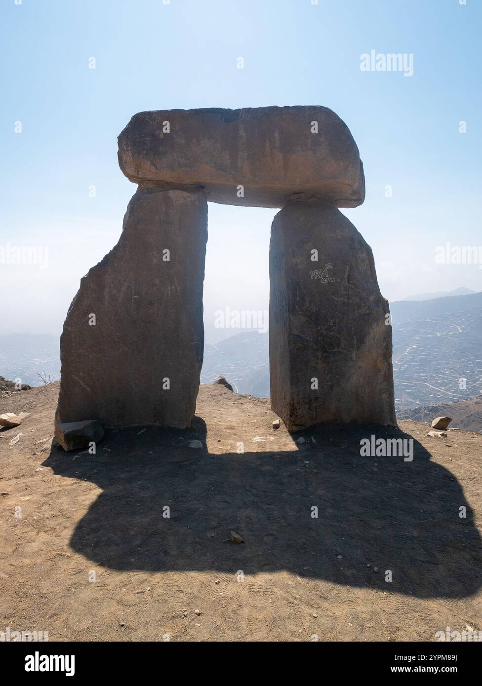 „Portal of the Sun“, Steine, die eine Tür für die Sonnenstrahlen in einem verlassenen und trockenen Ort mit Blick auf die Hügel in der Villa del Triunf nachbilden Stockfoto