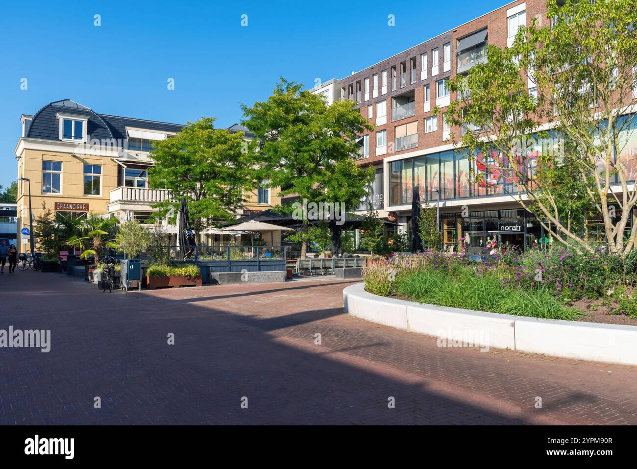 Drachten, Niederlande, 5.09.2024: Einkaufszentrum und Restaurants in der Innenstadt von Drachten an einem sonnigen Sommertag, Friesland Stockfoto