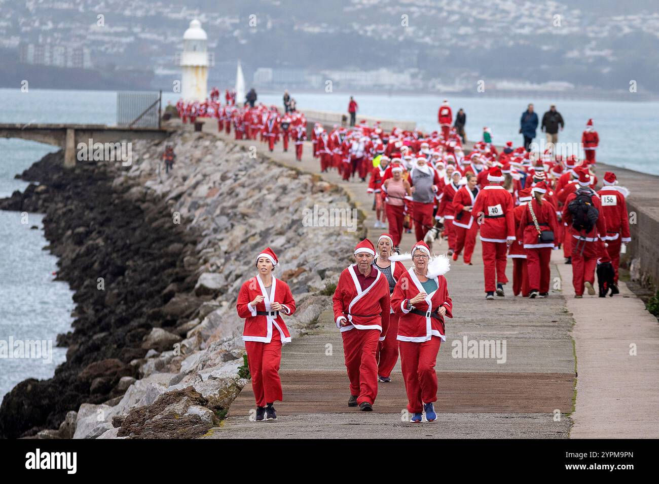 Brixham, Großbritannien, 1. Dezember 2024. 300 Santas nehmen 2024 am Brixham Seaside Santa Run Teil und sammeln Spenden für den Shoalstone Pool in Brixham, devon, Großbritannien. Quelle: Mark Passmore/ Alamy Live News Stockfoto