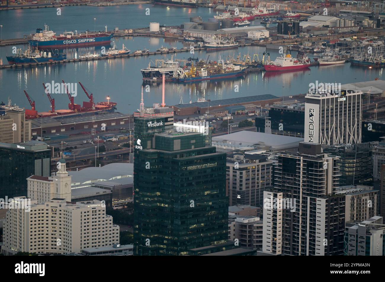 SÜDAFRIKA, Kapstadt, Central Business District CBD und Port / SÜDAFRIKA, Kapstadt, kommerzielles Stadtzentrum mit Bank und Bürü Hochhäuser, Hintergrund Hafen Stockfoto
