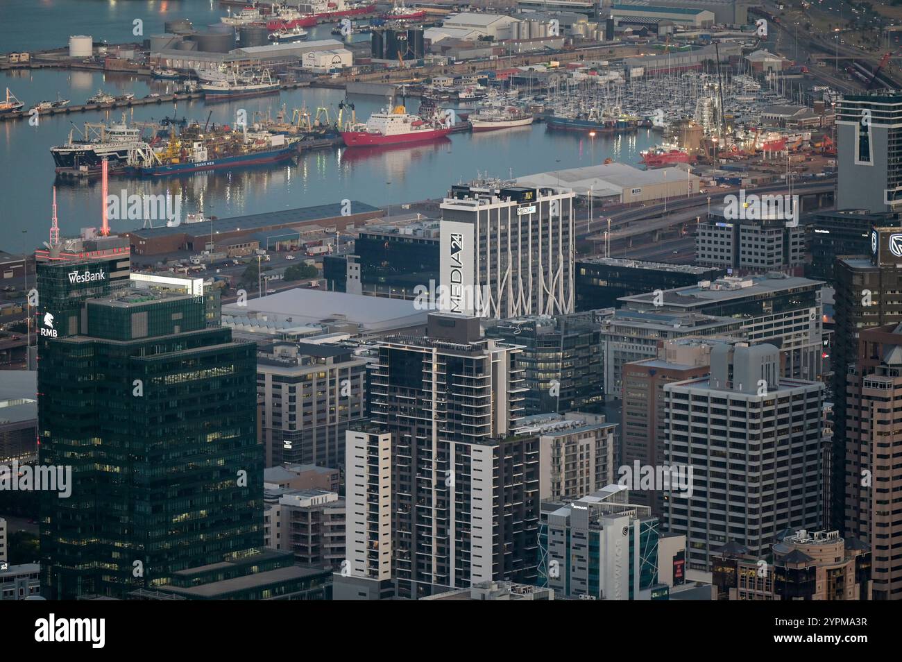 SÜDAFRIKA, Kapstadt, Central Business District CBD und Port / SÜDAFRIKA, Kapstadt, kommerzielles Stadtzentrum mit Bank und Bürü Hochhäuser, Hintergrund Hafen Stockfoto