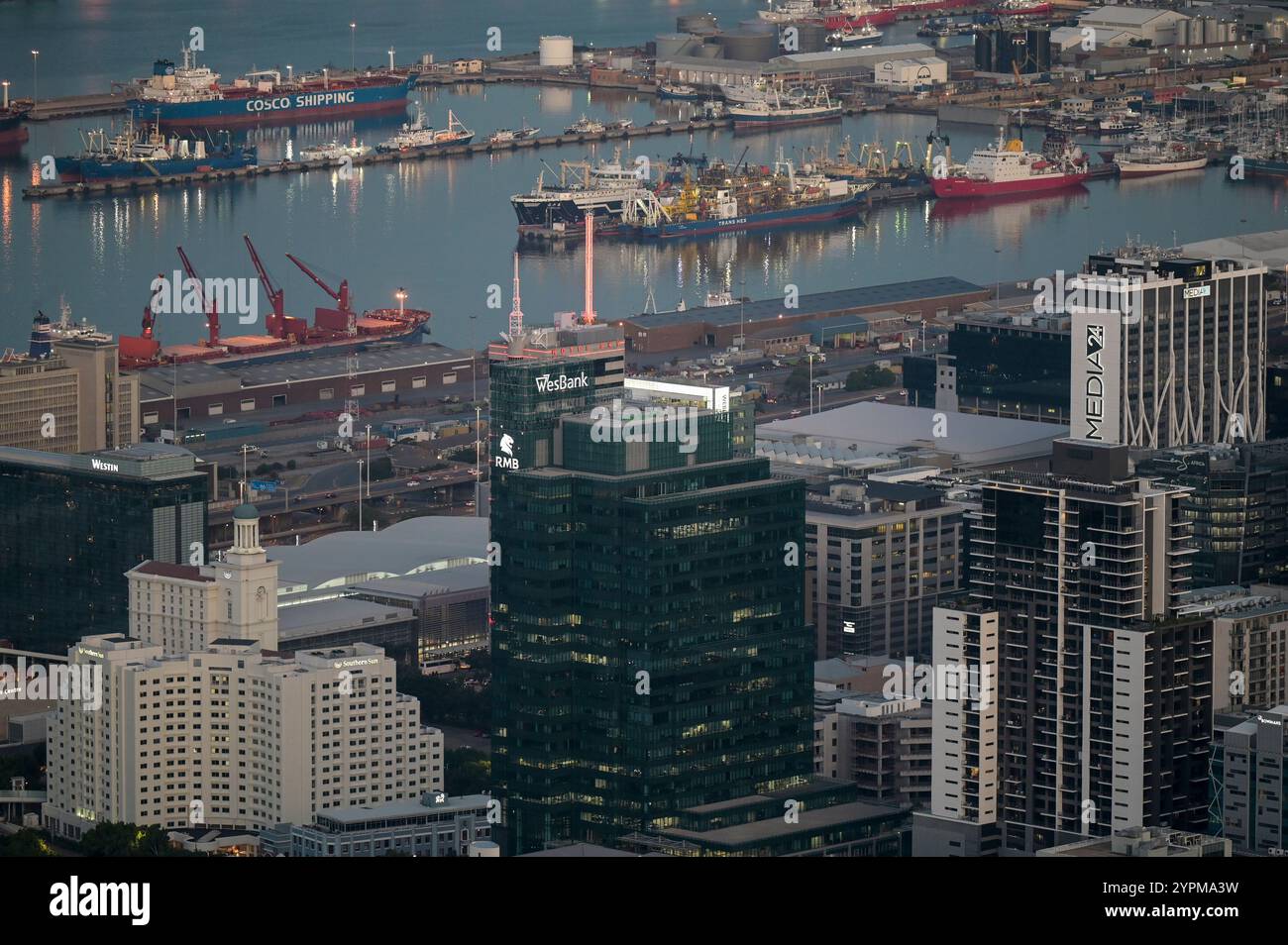 SÜDAFRIKA, Kapstadt, Central Business District CBD und Port / SÜDAFRIKA, Kapstadt, kommerzielles Stadtzentrum mit Bank und Bürü Hochhäuser, Hintergrund Hafen Stockfoto