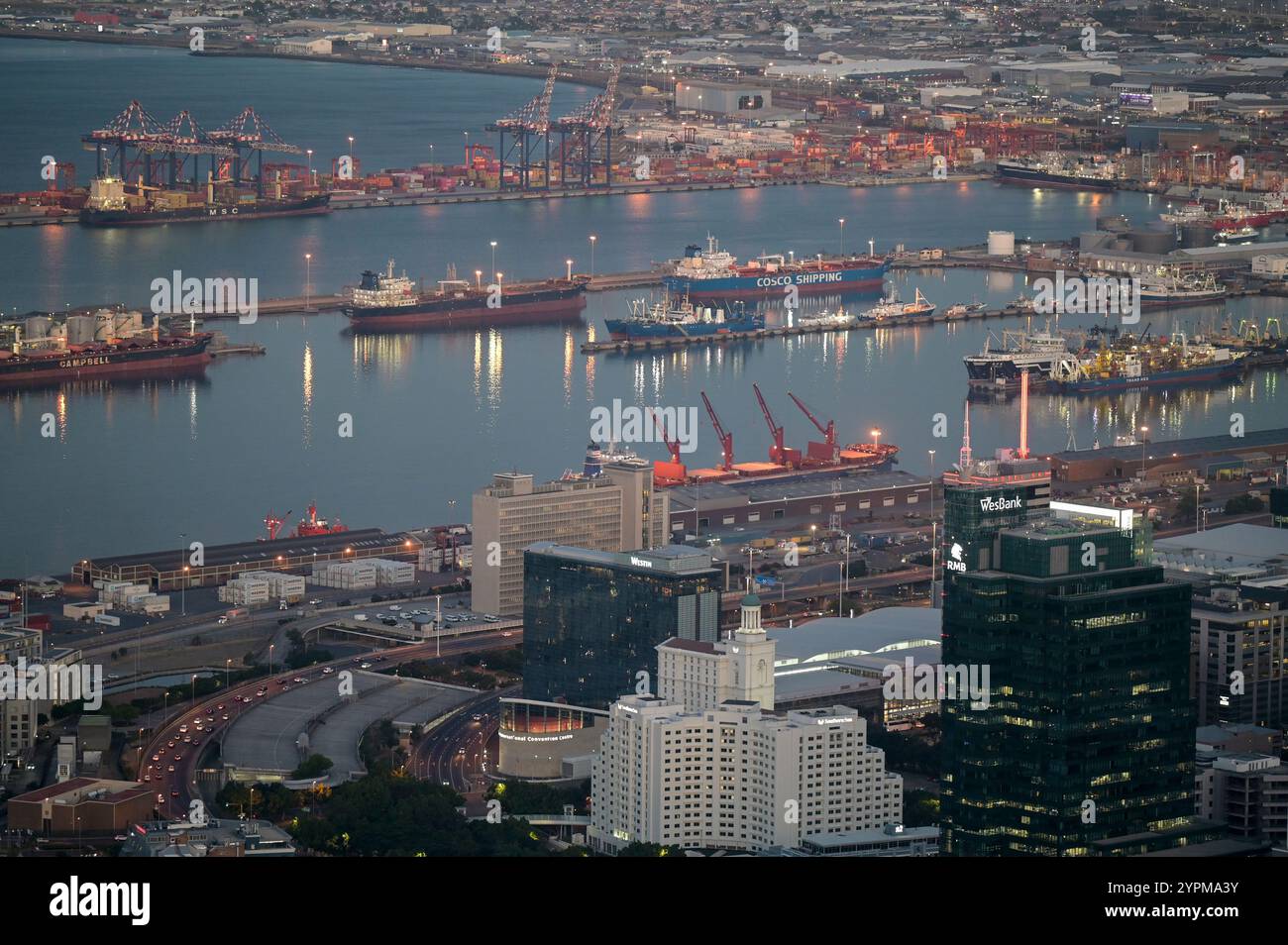 SÜDAFRIKA, Kapstadt, Central Business District CBD und Port / SÜDAFRIKA, Kapstadt, kommerzielles Stadtzentrum mit Bank und Bürü Hochhäuser, Hintergrund Hafen Stockfoto