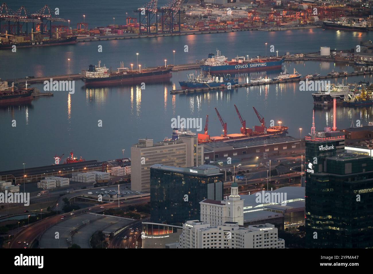 SÜDAFRIKA, Kapstadt, Central Business District CBD und Port / SÜDAFRIKA, Kapstadt, kommerzielles Stadtzentrum mit Bank und Bürü Hochhäuser, Hintergrund Hafen Stockfoto