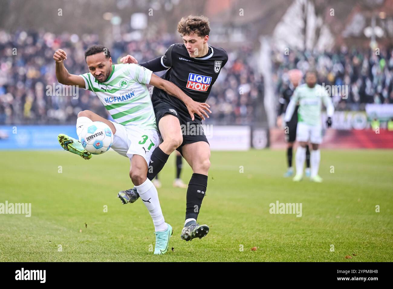 1. Dezember 2024, Baden-Württemberg, Ulm: Fußball: Bundesliga 2, SSV Ulm 1846 – SpVgg Greuther Fürth, 14. Spieltag, Donaustadion. Greuther Fürths Julian Green (l) im Kampf gegen Ulms Maurice Krattenmacher (r). Foto: Harry langer/dpa - WICHTIGER HINWEIS: Gemäß den Vorschriften der DFL Deutschen Fußball-Liga und des DFB Deutschen Fußball-Bundes ist es verboten, im Stadion und/oder des Spiels aufgenommene Fotografien in Form von sequenziellen Bildern und/oder videoähnlichen Fotoserien zu verwenden oder zu verwenden. Stockfoto