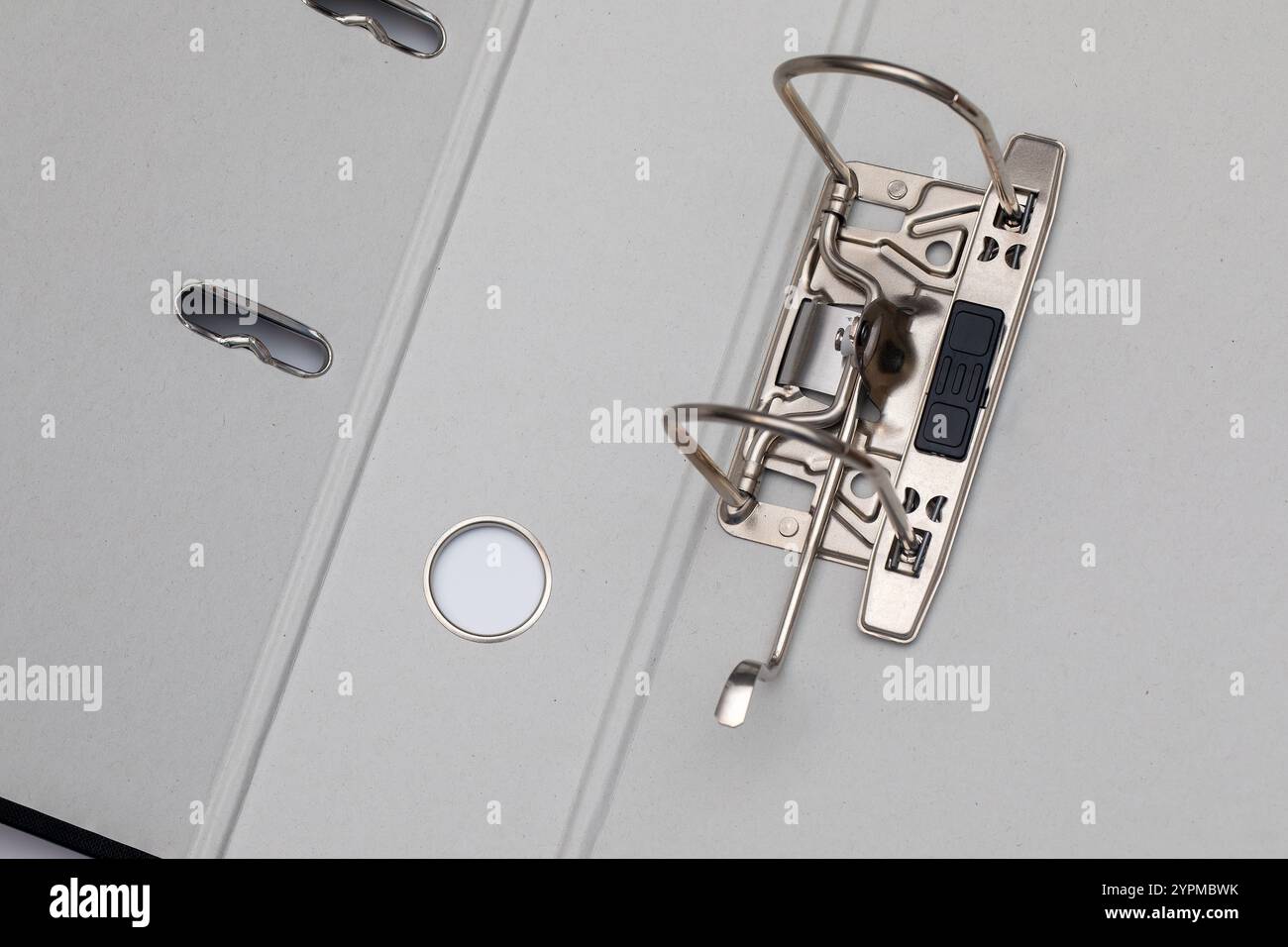 Öffnen Sie den Dateiordner isoliert auf weißem Hintergrund - Konzept für minimale Büroorganisation. Stockfoto