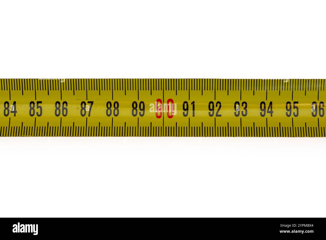Konzept zum 90. Geburtstag: Maßband zur Hervorhebung von 90 in Rot auf weißem Hintergrund. Stockfoto