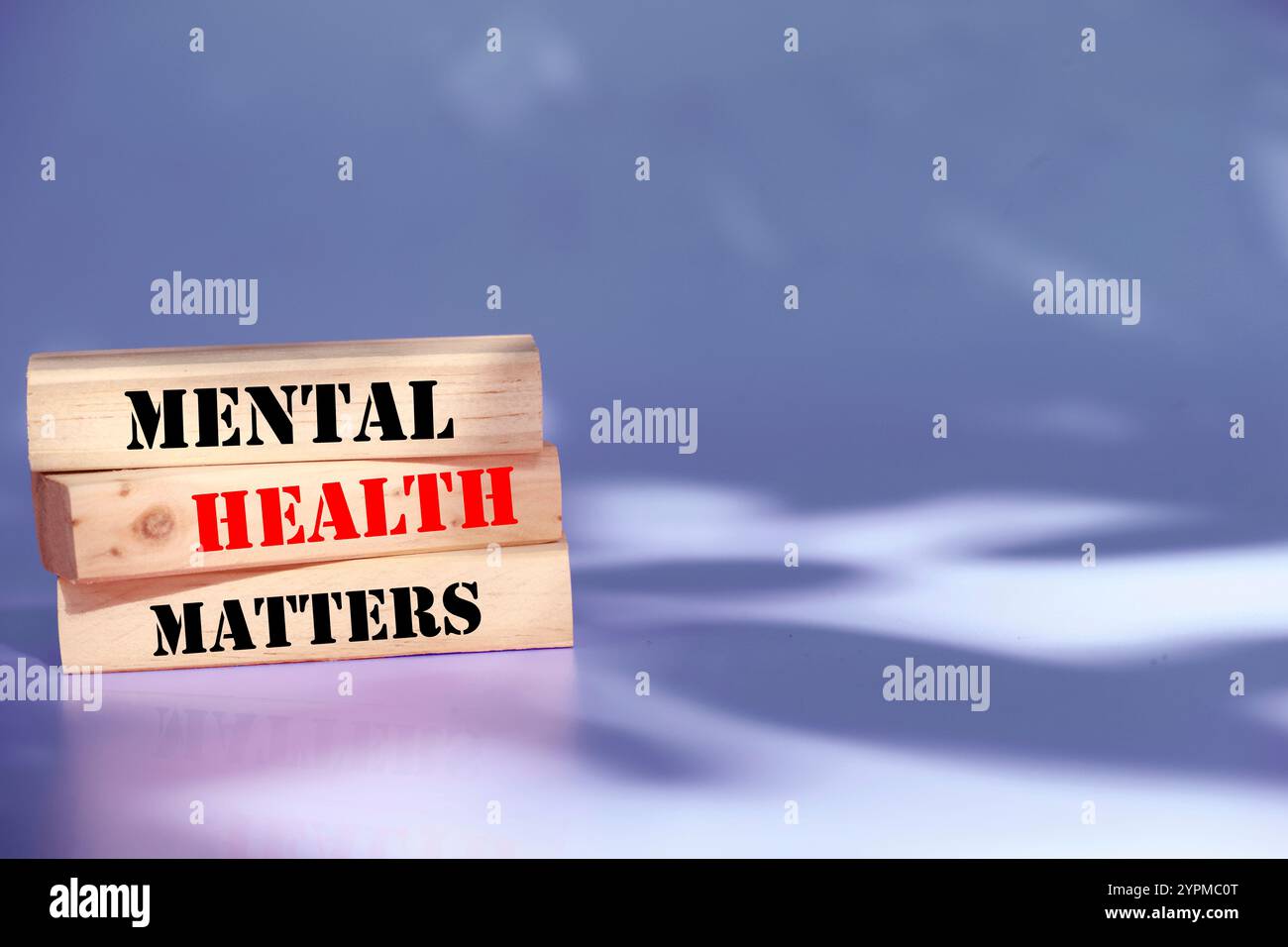 Symbol für psychische Gesundheit. Konzeptworte psychische Gesundheit zählt auf Holzklötzen. Wunderschöner blauer Hintergrund. Gesundheit und psychische Gesundheit Angelegenheiten Co Stockfoto