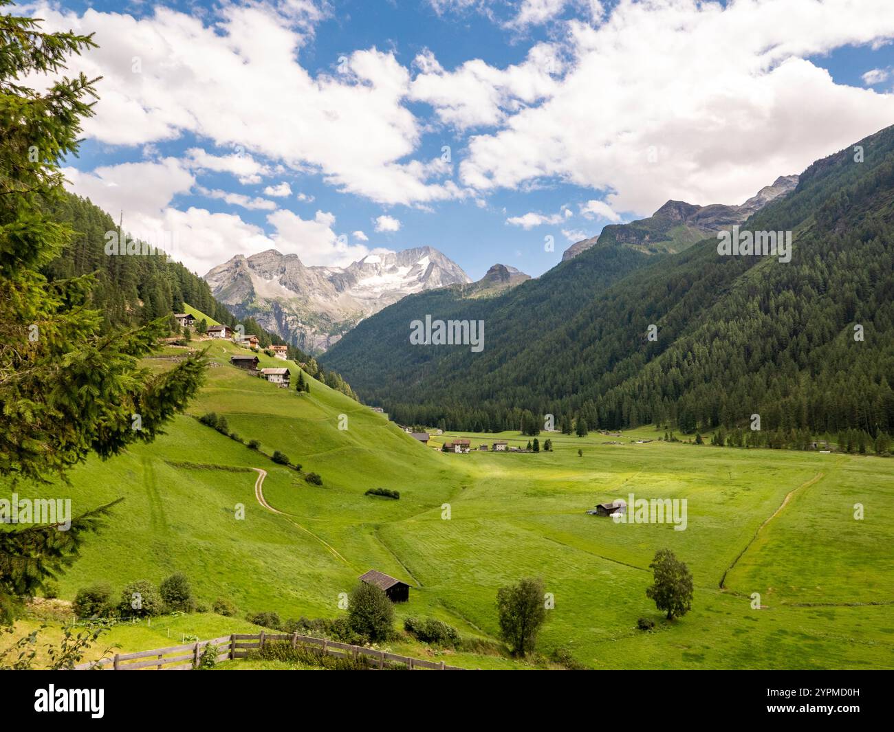 Blick auf den Riesernock 2937m auf der linken Seite und den Hochgall 3436m auf der rechten Seite. Blick von rein in Taufers im Ahrntal. Stockfoto