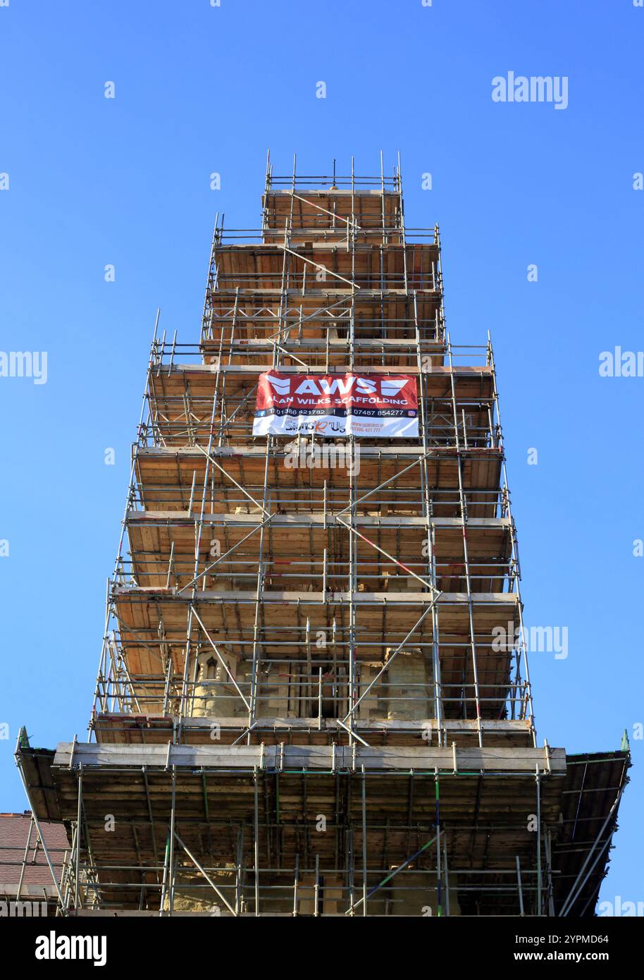 Gerüst auf dem Turm und Turm der Holly Bank Church, wie sie in drei Häuser umgewandelt wird, Great Malvern, Worcestershire, England, Großbritannien. Stockfoto