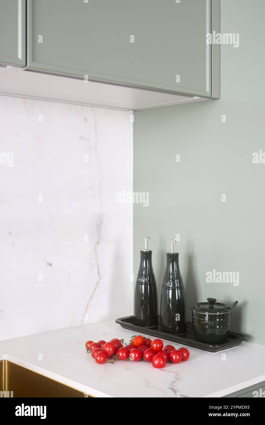 Diese moderne Küchenecke ist stilvoll eingerichtet und bietet frische Kirschtomaten Stockfoto