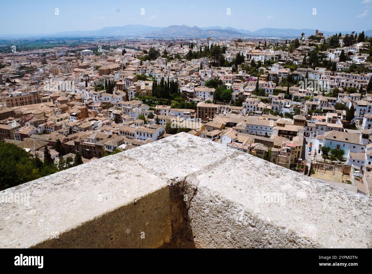 Sonnendurchfluteter Horizont: Blick von einem Marmorbalkon aus weißen Häusern mit roten Dächern in Südspanien Stockfoto