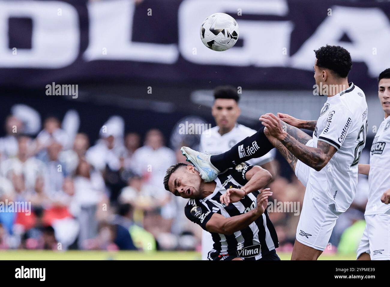 Buenos Aires, Argentinien - 30. November 2024: Atlético Mineiro und Botafogo treffen sich im Finale der Copa Libertadores im Estadio Monumental in Buenos Aires auf, was zu einem historischen brasilianischen Showdown führt. Die Fans beider Teams haben die Stadt mit Energie erfüllt, als die beiden Vereine um den begehrten südamerikanischen Titel kämpfen. Das Spiel verspricht hohe Einsätze, intensive Rivalität und Fußball vom Feinsten. (Foto von UNAR Photo) Quelle: UNAR Photo/Alamy Live News Stockfoto