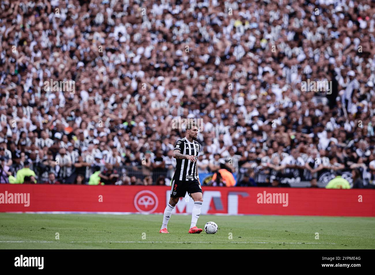 Buenos Aires, Argentinien - 30. November 2024: Atlético Mineiro und Botafogo treffen sich im Finale der Copa Libertadores im Estadio Monumental in Buenos Aires auf, was zu einem historischen brasilianischen Showdown führt. Die Fans beider Teams haben die Stadt mit Energie erfüllt, als die beiden Vereine um den begehrten südamerikanischen Titel kämpfen. Das Spiel verspricht hohe Einsätze, intensive Rivalität und Fußball vom Feinsten. (Foto von UNAR Photo) Quelle: UNAR Photo/Alamy Live News Stockfoto