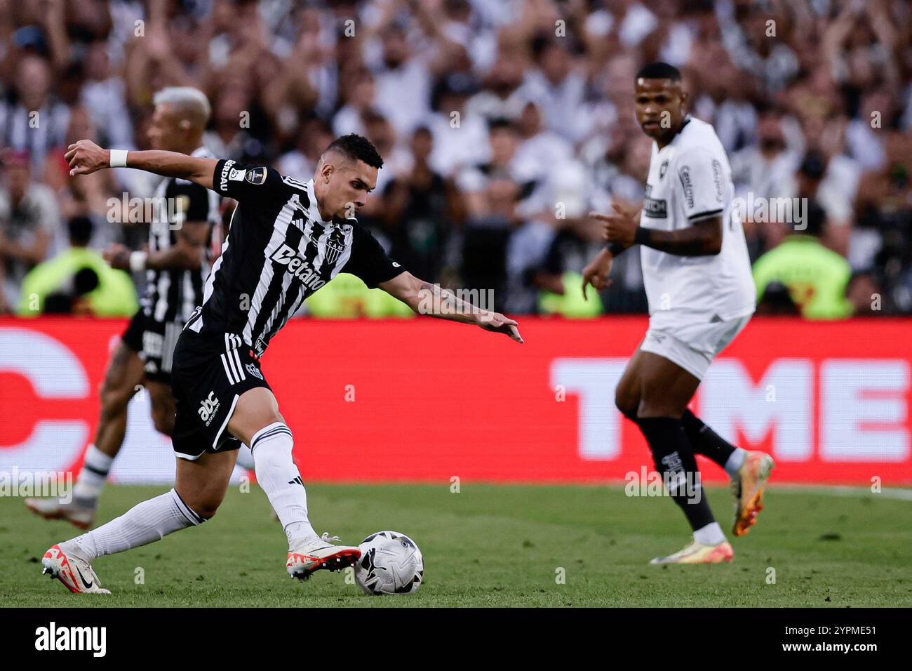 Buenos Aires, Argentinien - 30. November 2024: Atlético Mineiro und Botafogo treffen sich im Finale der Copa Libertadores im Estadio Monumental in Buenos Aires auf, was zu einem historischen brasilianischen Showdown führt. Die Fans beider Teams haben die Stadt mit Energie erfüllt, als die beiden Vereine um den begehrten südamerikanischen Titel kämpfen. Das Spiel verspricht hohe Einsätze, intensive Rivalität und Fußball vom Feinsten. (Foto von UNAR Photo) Quelle: UNAR Photo/Alamy Live News Stockfoto