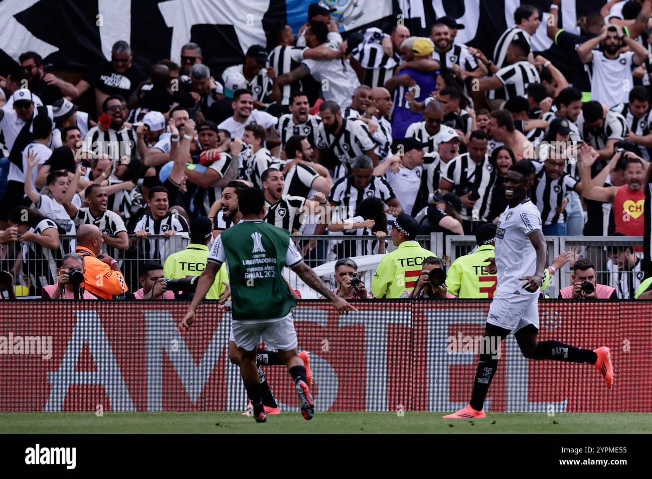Buenos Aires, Argentinien - 30. November 2024: Atlético Mineiro und Botafogo treffen sich im Finale der Copa Libertadores im Estadio Monumental in Buenos Aires auf, was zu einem historischen brasilianischen Showdown führt. Die Fans beider Teams haben die Stadt mit Energie erfüllt, als die beiden Vereine um den begehrten südamerikanischen Titel kämpfen. Das Spiel verspricht hohe Einsätze, intensive Rivalität und Fußball vom Feinsten. (Foto von UNAR Photo) Quelle: UNAR Photo/Alamy Live News Stockfoto