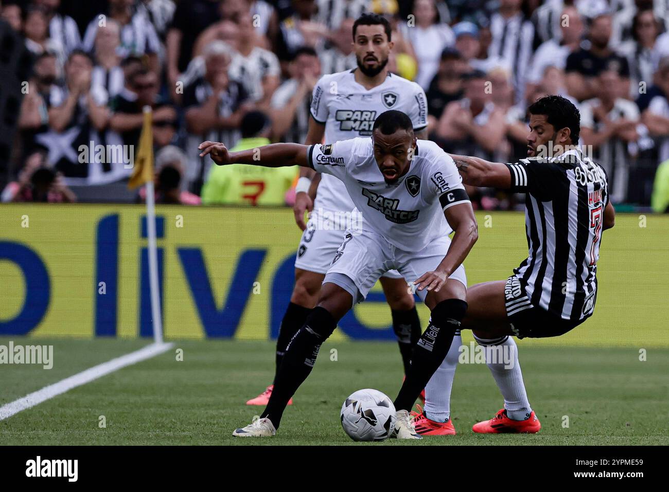 Buenos Aires, Argentinien - 30. November 2024: Atlético Mineiro und Botafogo treffen sich im Finale der Copa Libertadores im Estadio Monumental in Buenos Aires auf, was zu einem historischen brasilianischen Showdown führt. Die Fans beider Teams haben die Stadt mit Energie erfüllt, als die beiden Vereine um den begehrten südamerikanischen Titel kämpfen. Das Spiel verspricht hohe Einsätze, intensive Rivalität und Fußball vom Feinsten. (Foto von UNAR Photo) Quelle: UNAR Photo/Alamy Live News Stockfoto