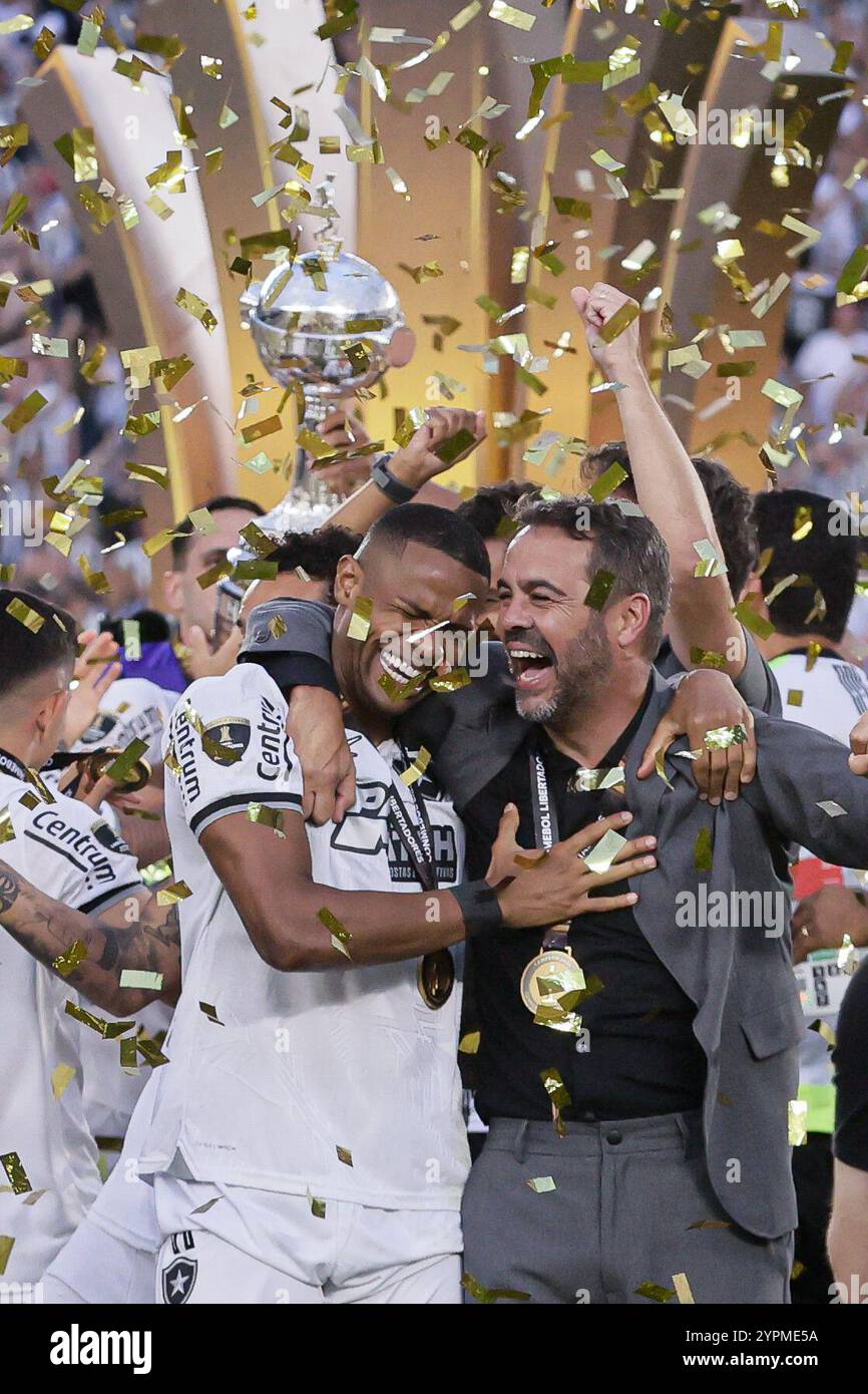 Buenos Aires, Argentinien - 30. November 2024: Atlético Mineiro und Botafogo treffen sich im Finale der Copa Libertadores im Estadio Monumental in Buenos Aires auf, was zu einem historischen brasilianischen Showdown führt. Die Fans beider Teams haben die Stadt mit Energie erfüllt, als die beiden Vereine um den begehrten südamerikanischen Titel kämpfen. Das Spiel verspricht hohe Einsätze, intensive Rivalität und Fußball vom Feinsten. (Foto von UNAR Photo) Quelle: UNAR Photo/Alamy Live News Stockfoto
