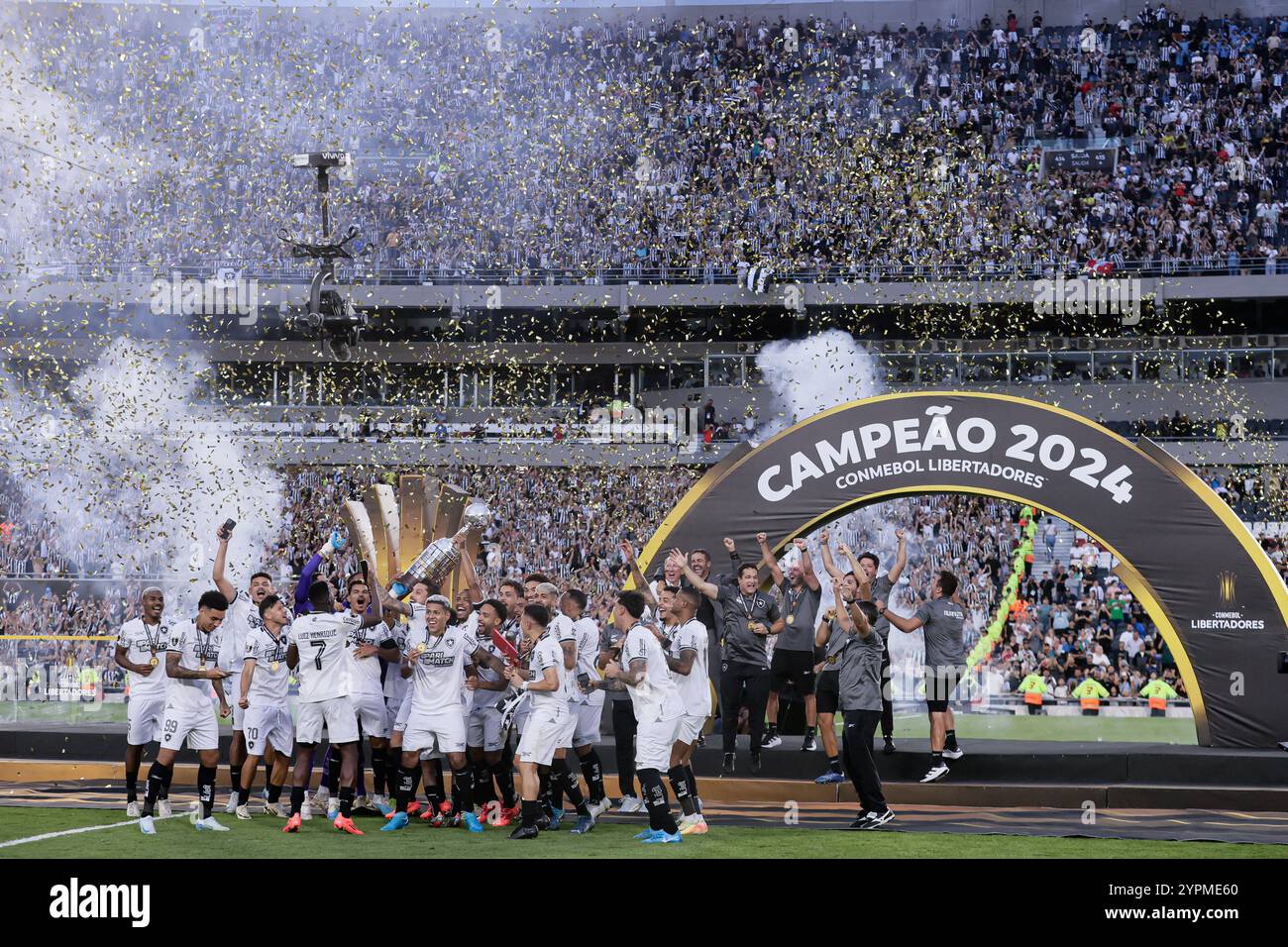 Buenos Aires, Argentinien - 30. November 2024: Atlético Mineiro und Botafogo treffen sich im Finale der Copa Libertadores im Estadio Monumental in Buenos Aires auf, was zu einem historischen brasilianischen Showdown führt. Die Fans beider Teams haben die Stadt mit Energie erfüllt, als die beiden Vereine um den begehrten südamerikanischen Titel kämpfen. Das Spiel verspricht hohe Einsätze, intensive Rivalität und Fußball vom Feinsten. (Foto von UNAR Photo) Quelle: UNAR Photo/Alamy Live News Stockfoto