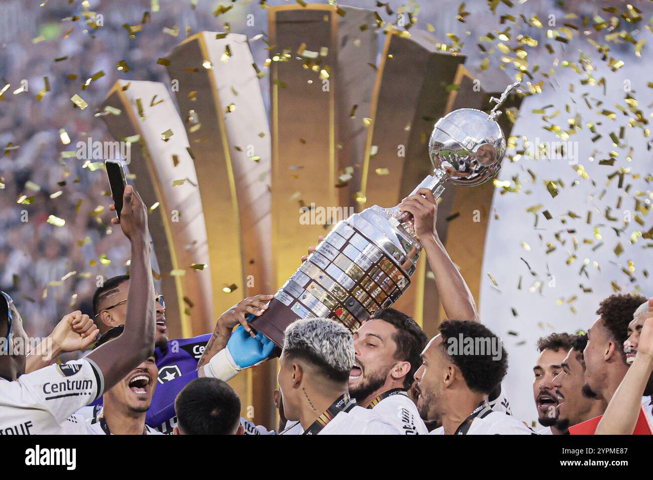 Buenos Aires, Argentinien - 30. November 2024: Atlético Mineiro und Botafogo treffen sich im Finale der Copa Libertadores im Estadio Monumental in Buenos Aires auf, was zu einem historischen brasilianischen Showdown führt. Die Fans beider Teams haben die Stadt mit Energie erfüllt, als die beiden Vereine um den begehrten südamerikanischen Titel kämpfen. Das Spiel verspricht hohe Einsätze, intensive Rivalität und Fußball vom Feinsten. (Foto von UNAR Photo) Quelle: UNAR Photo/Alamy Live News Stockfoto