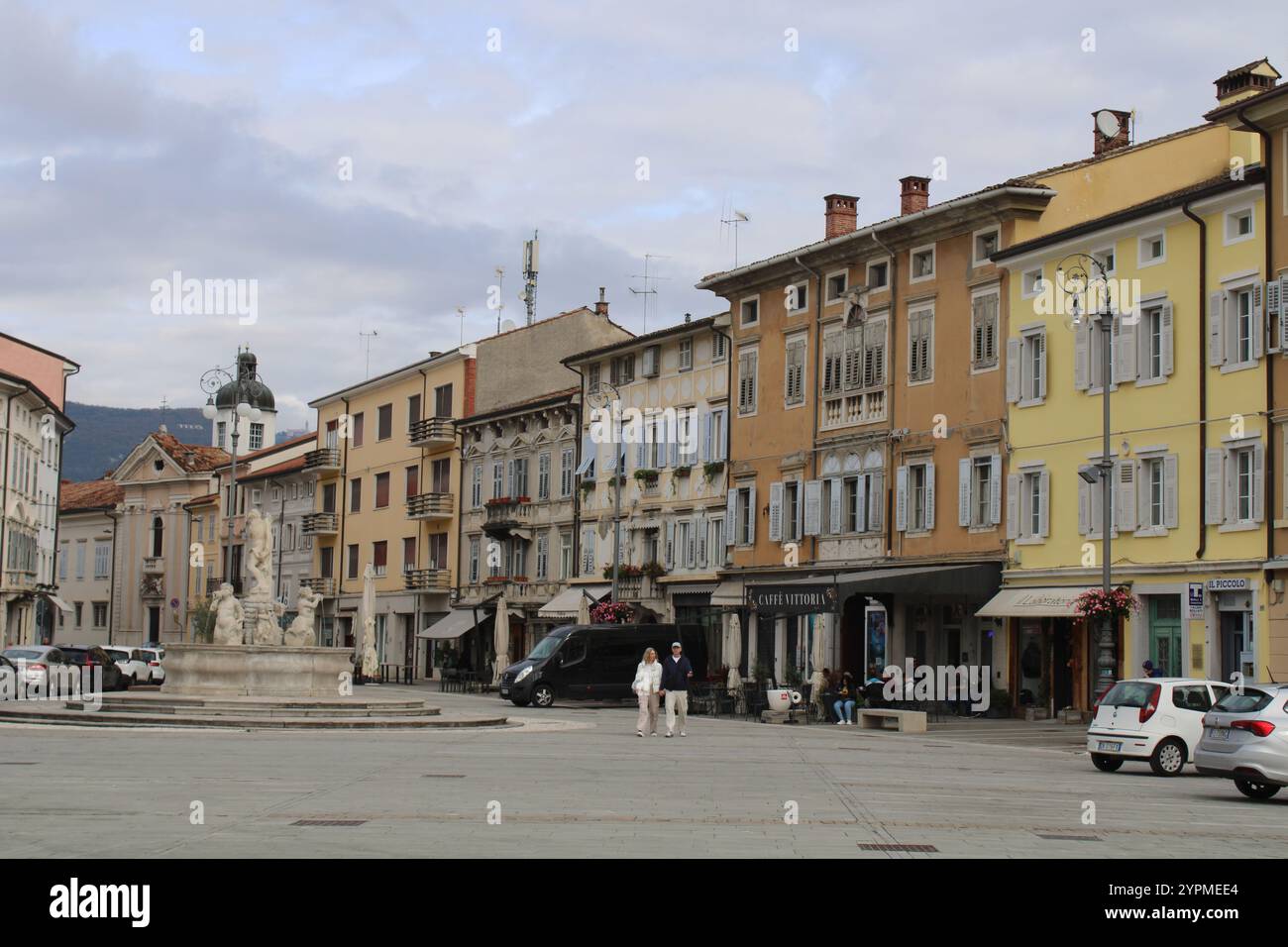 Gorizia, Italien. Oktober 2024. Der Hauptplatz Piazza Grande. Zum ersten Mal präsentiert sich ein grenzüberschreitendes Städtepaar als Kulturhauptstadt Europas. 2025 werden die Städte Nova Gorica (Slowenien) und Gorizia (Italien) den Titel Kulturhauptstadt Europas tragen. Unter dem Motto „Go! Grenzenlos“, ist dies das erste Mal, dass sich ein städtisches Siedlungsgebiet, das zwei verschiedene Länder umfasst, als Kulturhauptstadt Europas präsentiert hat. Quelle: Gregor Mayer/dpa/Alamy Live News Stockfoto