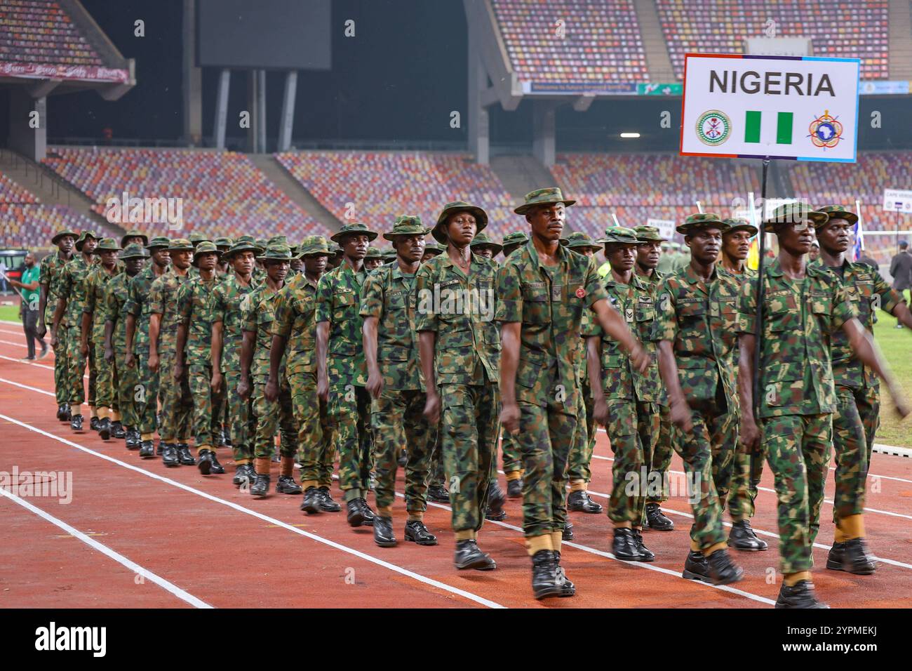 2. Afrika-Militärspiele 2024 das Kontingent der nigerianischen Armee nahm am 30. November 2024 an der Abschlusszeremonie der 2. Afrika-Militärspiele in Abuja, Nigeria, Teil. Diese Veranstaltung markiert den Abschluss des Multisport-Wettbewerbs, bei dem Militärsportler aus dem ganzen afrikanischen Kontinent zusammenkamen. Während der Zeremonie demonstrierte das nigerianische Militär seine Disziplin und Präzision in einem zeremoniellen marsch und betonte die Stärke und Einheit der afrikanischen Streitkräfte. Die Spiele dienten als Plattform, um Kameradschaft, Sportlichkeit und die Entwicklung zu fördern Stockfoto