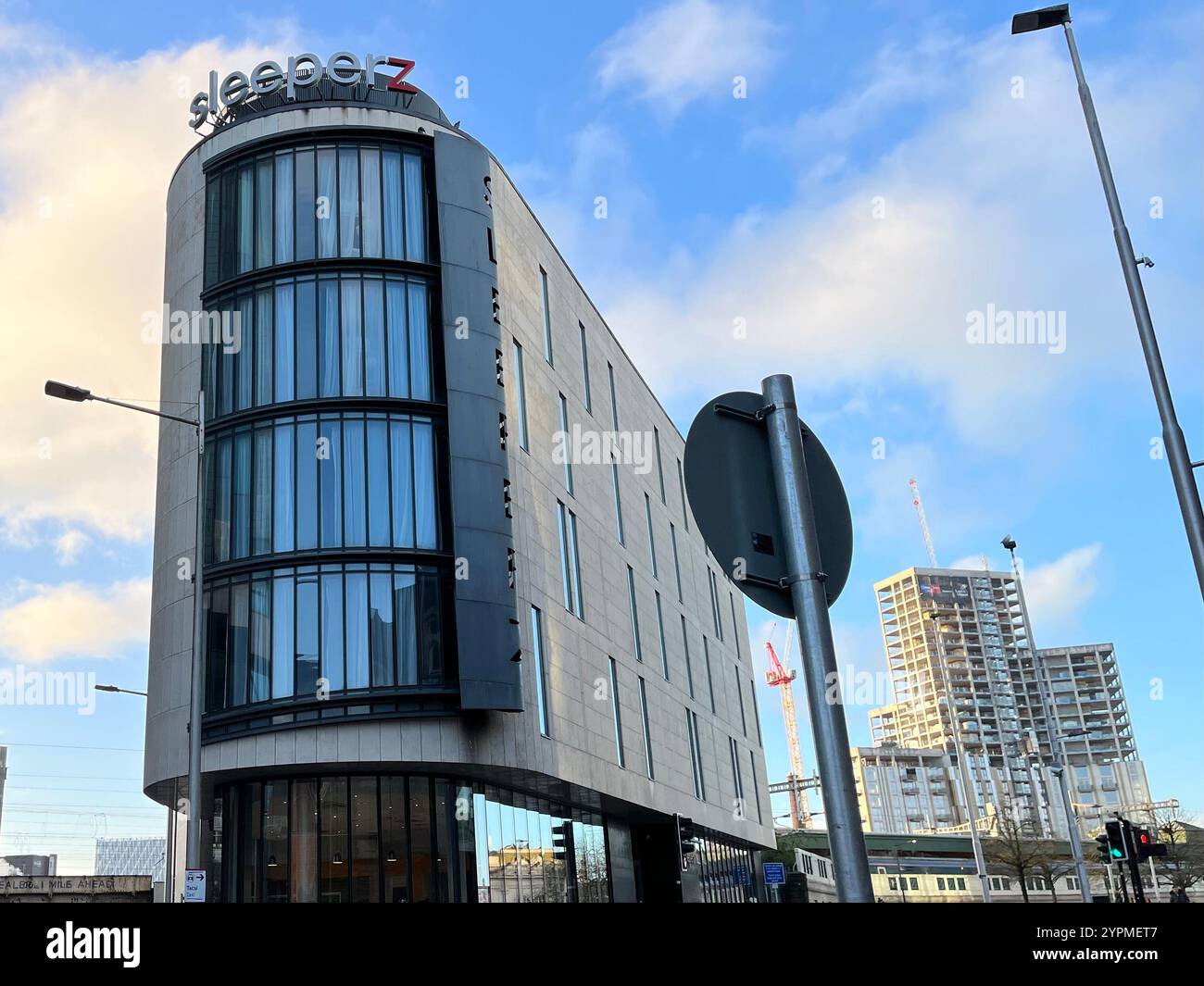 Sleeperz Hotel in der Nähe des Cardiff Central Railway Station. Cardiff, Wales, Vereinigtes Königreich. November 2024. Stockfoto