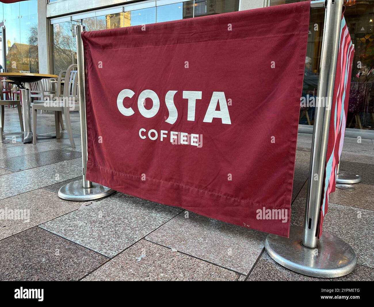 Costa Coffee Café Barrier vor dem St Davids Centre Outlet. Cardiff, Wales, Vereinigtes Königreich. November 2024. - Smartphone-aufgenommenes Stockfoto