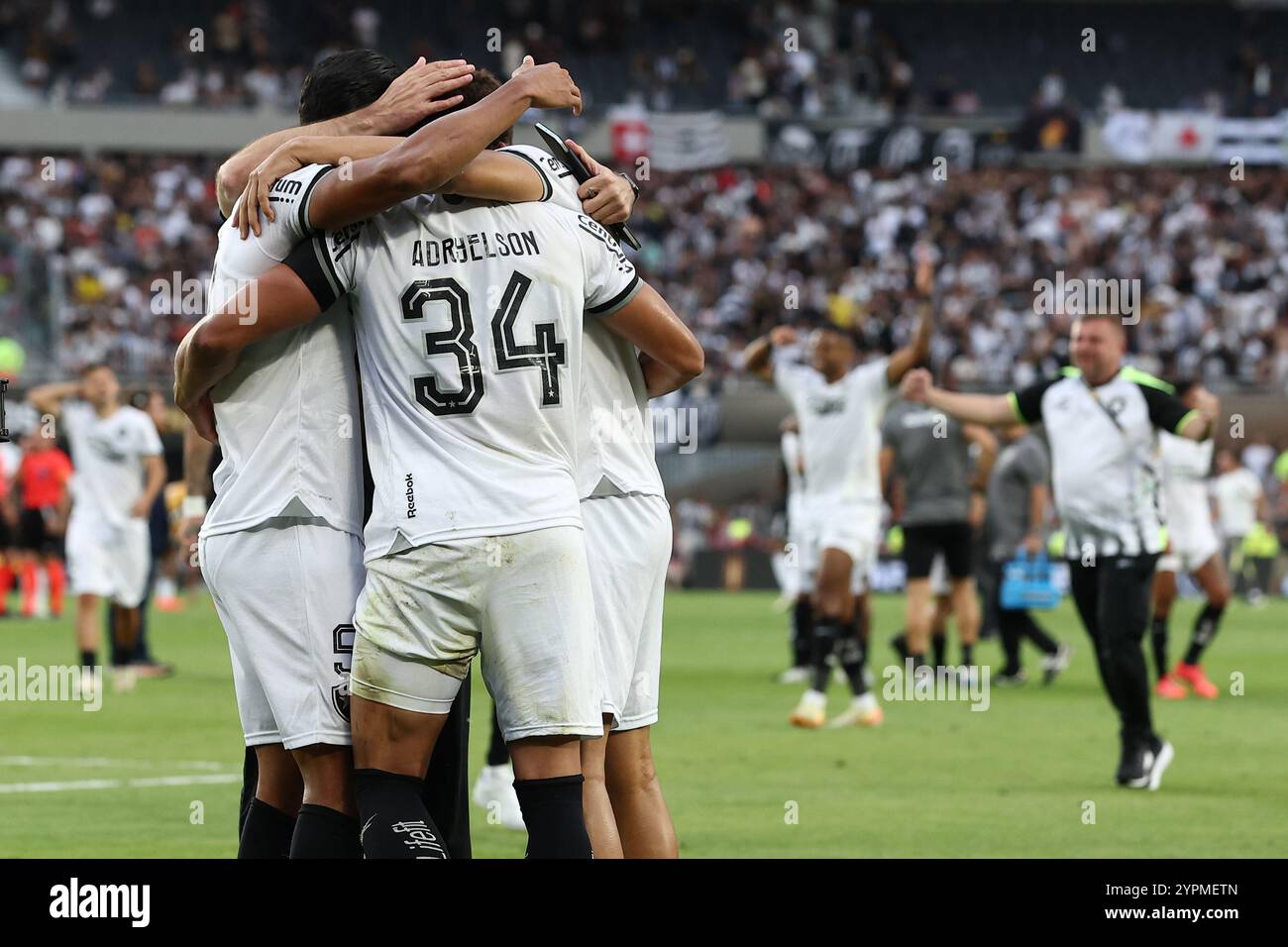 Buenos Aires, Argentinien. November 2024 30. Botafogos Spieler feiern nach dem Sieg über 1-3 Atletico Mineiro und dem Sieg des letzten Fußballspiels der CONMEBOL Copa Libertadores zwischen den brasilianischen Teams Atletico Mineiro und Botafogo am 30. November 2024 im Monumental Stadium in Buenos Aires. Quelle: Alejandro Pagni/Alamy Live News Stockfoto