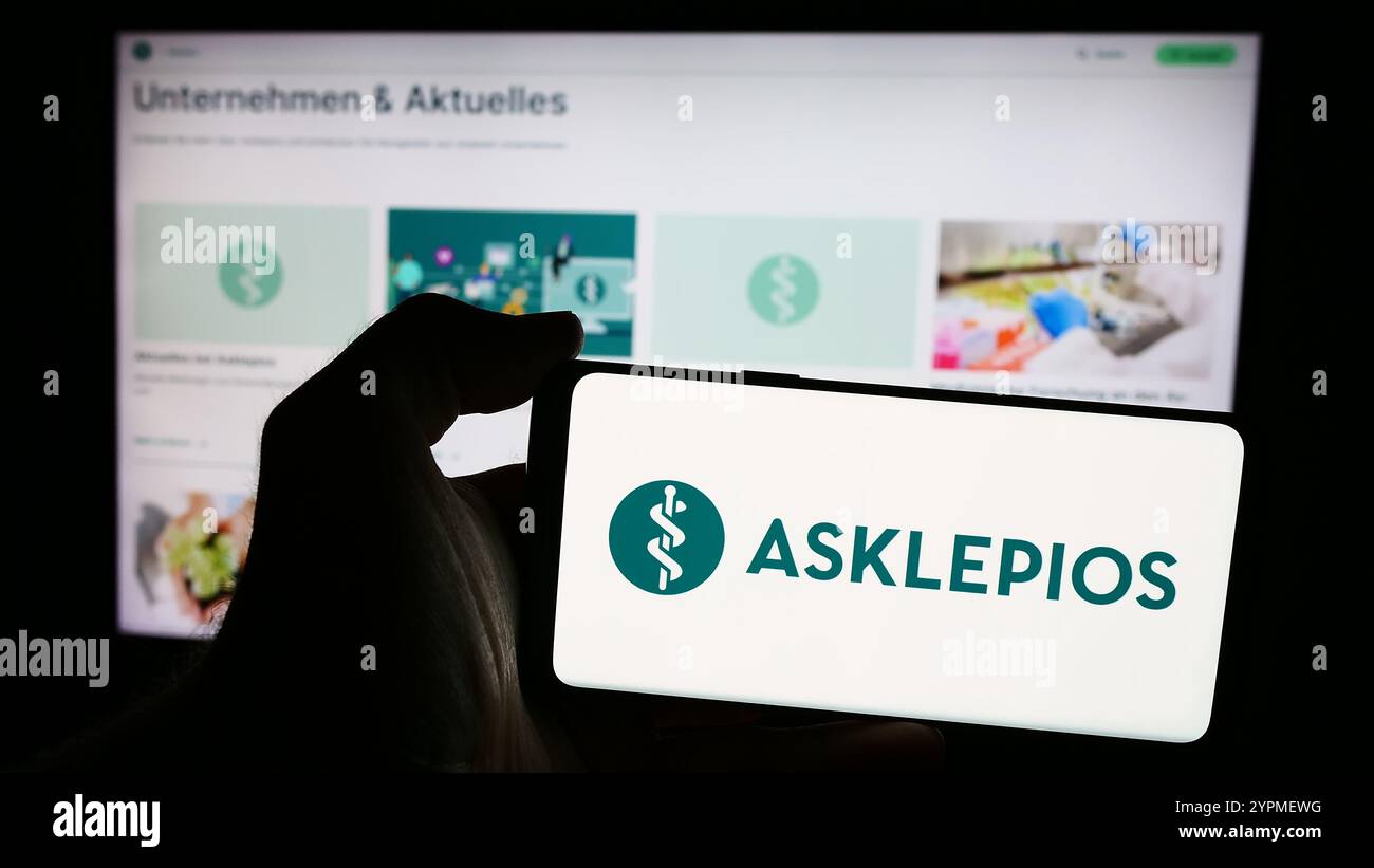 Deutschland. August 2024. In dieser Fotoabbildung hält eine Person ein Smartphone mit dem Logo des deutschen Krankenhausunternehmens Asklepios Kliniken GmbH Co. KGaA vor der Website. (Foto von Timon Schneider/SOPA Images/SIPA USA) *** ausschließlich für redaktionelle Nachrichten *** Credit: SIPA USA/Alamy Live News Stockfoto