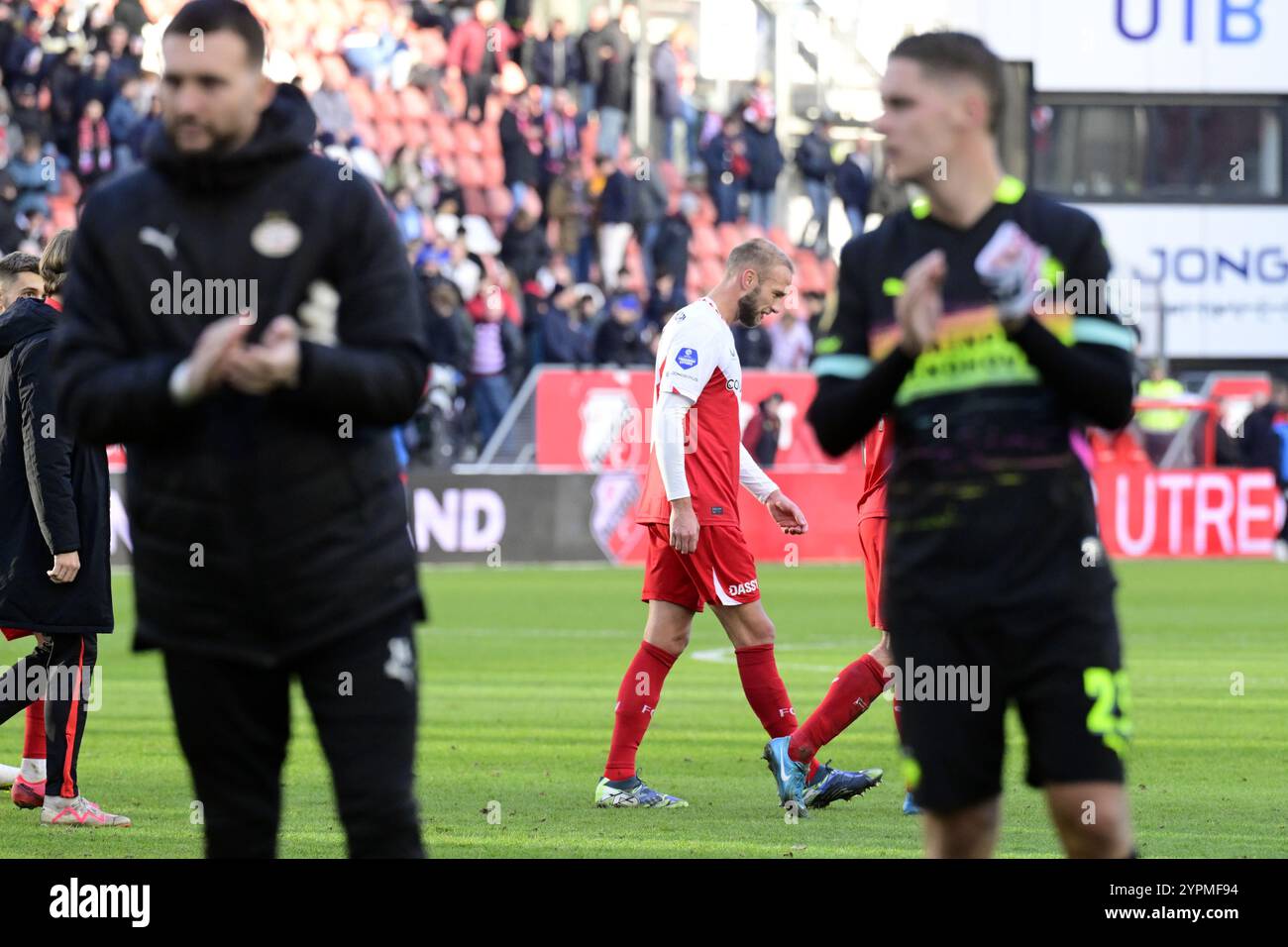 UTRECHT - Mike van der Hoorn vom FC Utrecht Enttäuschung nach dem niederländischen Eredivisie-Spiel zwischen dem FC Utrecht und dem PSV Eindhoven im Stadion Galgenwaard am 1. Dezember 2024 in Utrecht, Niederlande. ANP OLAF RISS Stockfoto