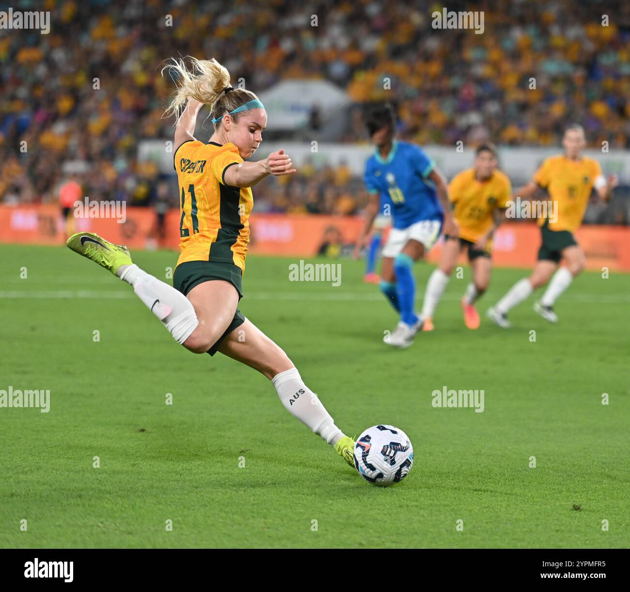 Gold Coast, Australien. Am 1. Dezember 2024 überquerte die australische Elle Carpenter den Ball während des internationalen Freundschaftsspiels Australien gegen Brasilien. Quelle: Kleber Osorio/Alamy Live News Stockfoto