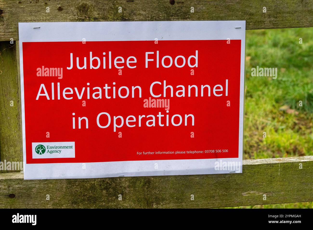 Taplow, Großbritannien. 30. November 2024. Nach starken Regenfällen während des Sturms Bert Anfang der Woche ist die Jubilee River Flood Lineation derzeit in Betrieb, um die Überschwemmungen in Windsor & Eton, Berkshire, zu stoppen. Warnschilder weisen darauf hin, dass die Menschen mit schnell wechselnden Wasserständen und höheren Strömungen rechnen müssen. Quelle: Maureen McLean/Alamy Live News Stockfoto
