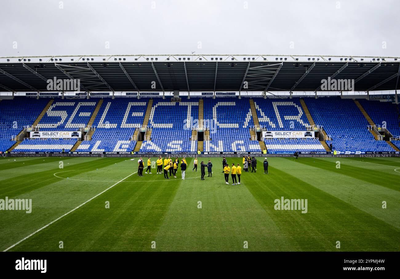 Harborough Town Spieler auf dem Spielfeld vor dem Spiel während der zweiten Runde des Emirates FA Cup im Select Car Leasing Stadium, Reading. Bilddatum: Sonntag, 1. Dezember 2024. Stockfoto