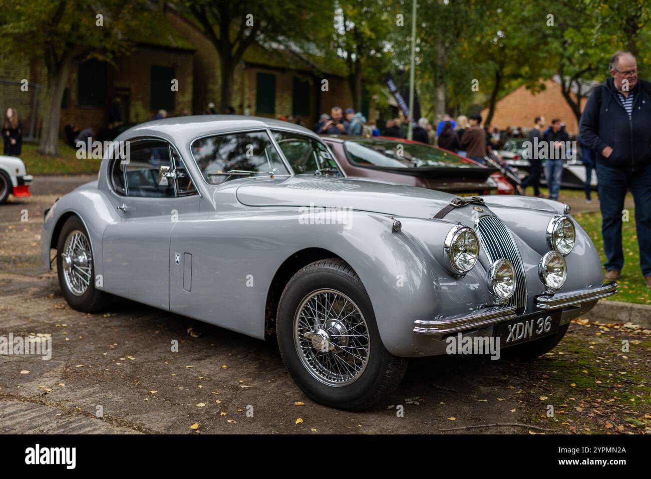 1951 Jaguar XK120 Fixed Head Coupé, ausgestellt auf der Bicester Heritage Scramble am 6. Oktober 2024. Stockfoto